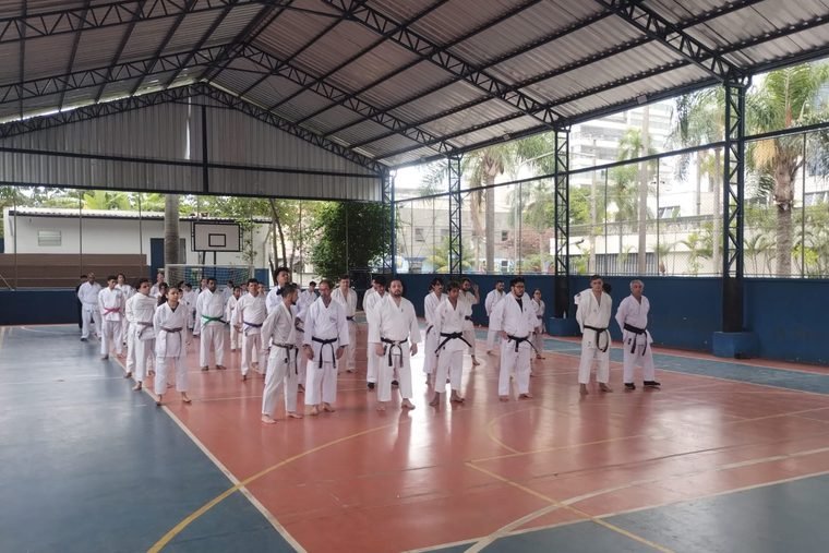 Alunos e professores perfilados na quadra do CEE Ipiranga, no evento em homenagem ao Sensei Vieira